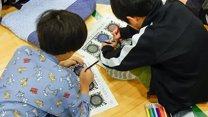 夢中になって動く錯視の不思議に取り組む子どもたち＝撮影：松井聡美