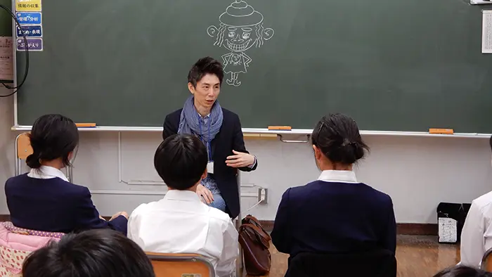 子どもたちにこれからの目標を語っていたにじたろうさん＝撮影：松井聡美