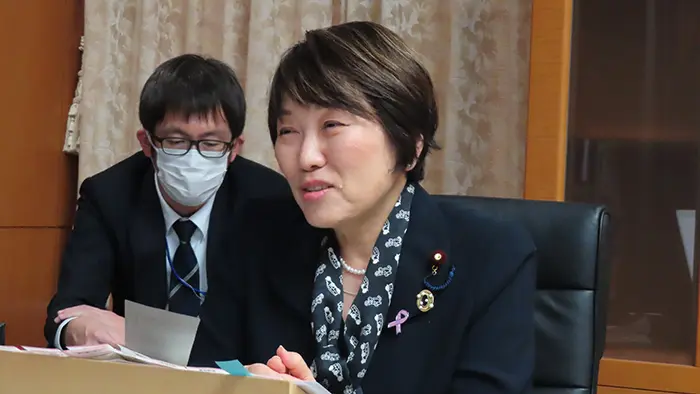 阿部文科相の座右の銘は、ヘレン・ケラーの「希望は人を成功に導く信仰である。希望がなければ何事も成就しない」＝撮影：藤井孝良