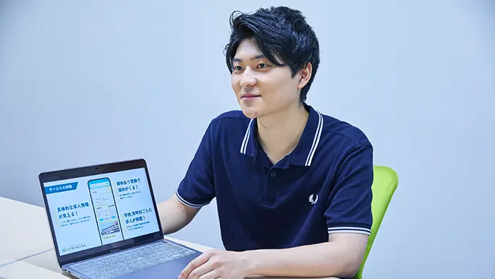 求人サイト「ミツカルセンセイ」について説明する小谷さん＝撮影：谷川穂の香