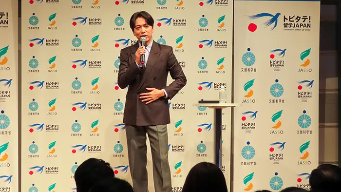 俳優の山崎育三郎さん「不安こそチャンス」 若者の留学を応援