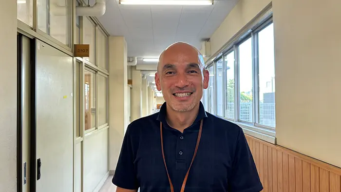 「子どもたちが変わらない教育や支援を受けられるようにしていく」と語る金田教頭＝撮影: 鈴木款