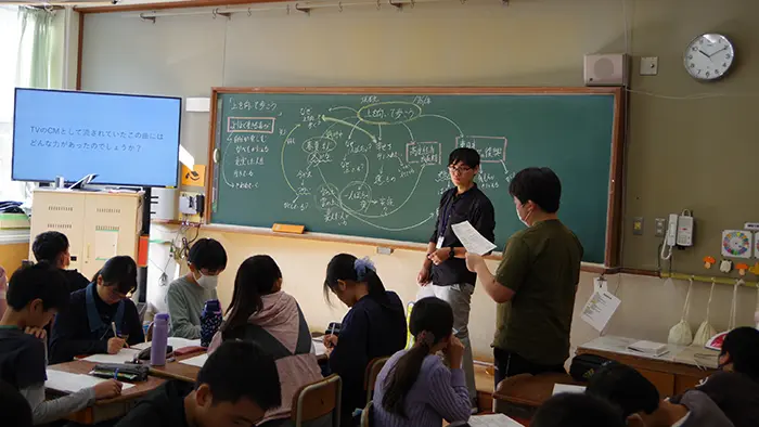 問題が起きたら「なぜ起きたか」を考えるという＝森岡教諭提供