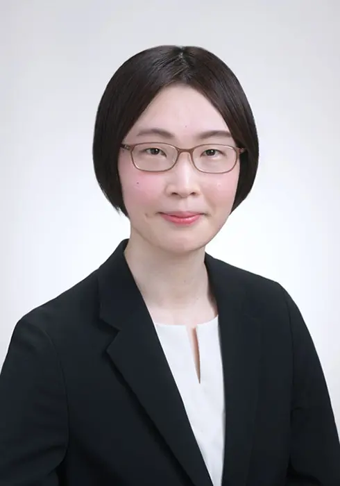 戦後の教員採用試験の歴史を研究する前田助教＝提供：本人