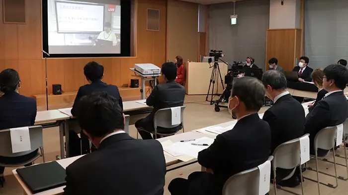 オンラインでのプレゼンテーションを審査員たちが見守った＝撮影：水野拓昌
