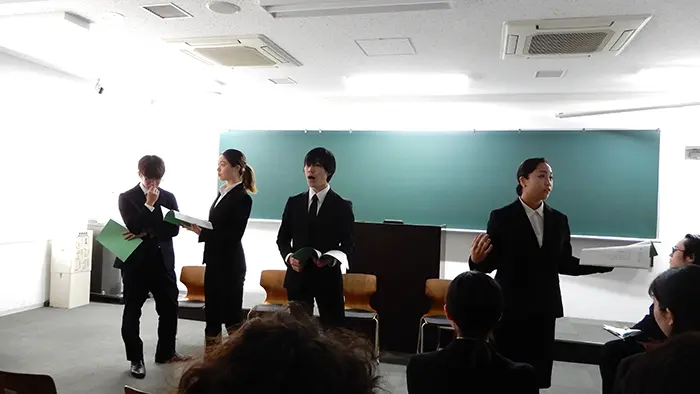 最終発表会で、自分たちで分析した役を演じる学生ら＝撮影：松井聡美（12月12日撮影）