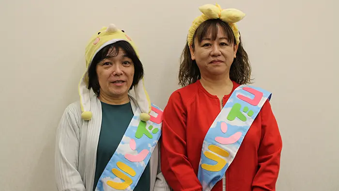 与那城さんと宮城さんは戦後80年を迎える25年に向け、平和についての絵本を制作中＝撮影:徳住亜希