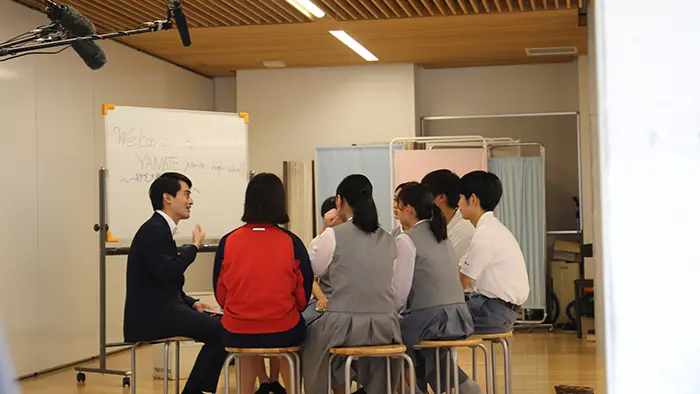 市内の公立校で児童生徒と対話を重ねてきた＝芦屋市教委提供