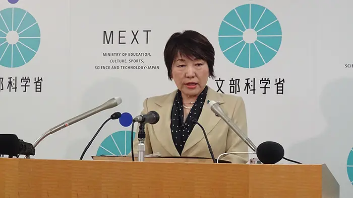 産休・育休の代替教員の確保に向けた政令改正について述べる阿部文科相＝撮影：山田博史