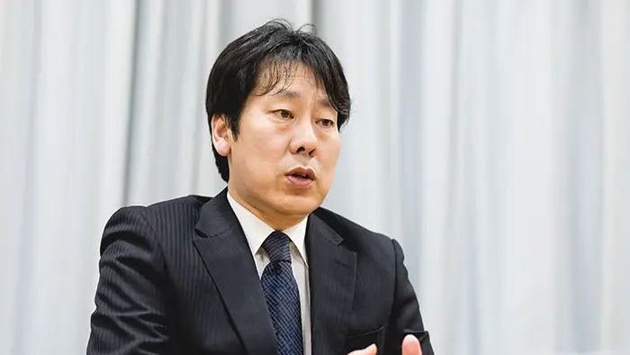 改革当初の取り組みについて分析する日野田教頭＝撮影:市川五月