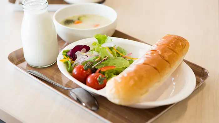 少子化対策に効果的？ 文科省が給食無償化の課題を整理