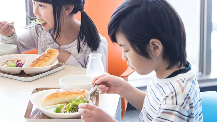 給食費などの支援を受けた小中学生 12年連続で減少