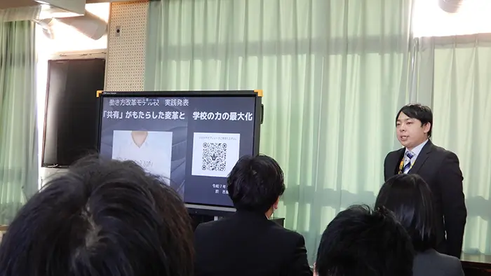 同校の2年半にわたる働き方改革について説明する大下教諭＝撮影：松井聡美