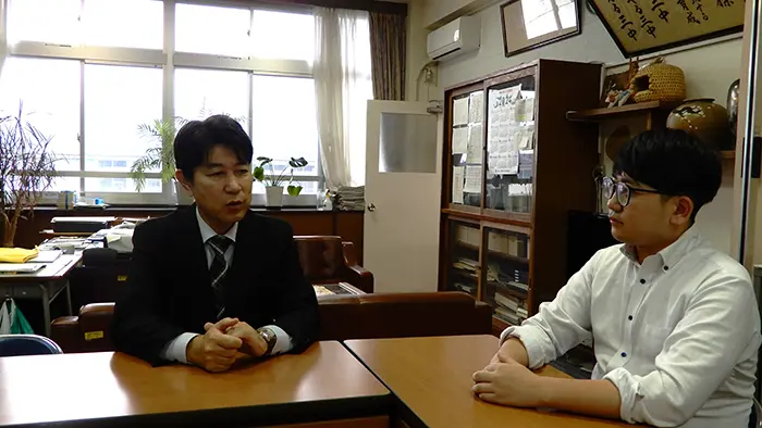 チャレンジクラスでの試行錯誤を語る飯星校長（左）と桜井教諭＝撮影：松井聡美