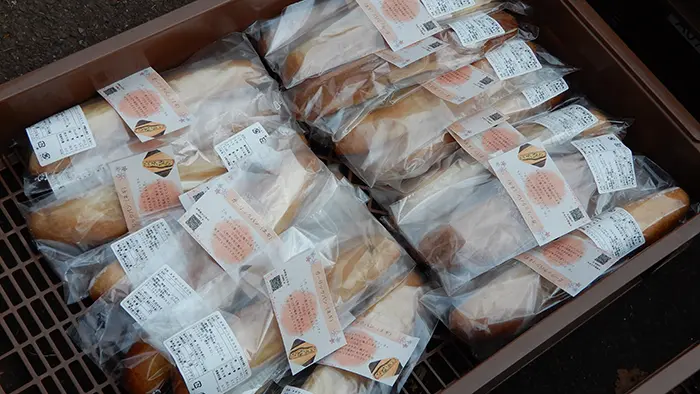 地元パン屋の協力を得た、子どもたちが考えた日野野菜を使った総菜パンも大人気＝撮影：松井聡美