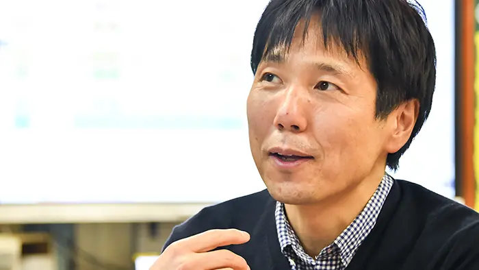 業務軽減になる情報の組み合わせを考えるのは楽しい、と語る鈴木教諭＝撮影：宮島折恵