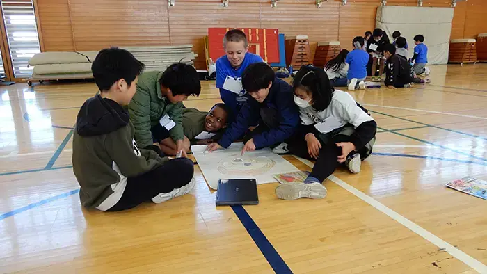 福笑いや習字を一緒に体験 インターナショナルスクールと交流学習