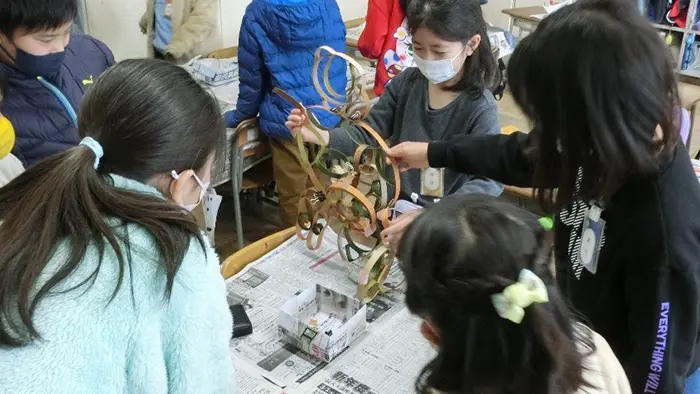 楽しく豊かな生活を創造しようとする子どもの育成～関わりの中で、つくりだす喜びを味わえる造形活動を通して～ 津島市立高台寺小学校