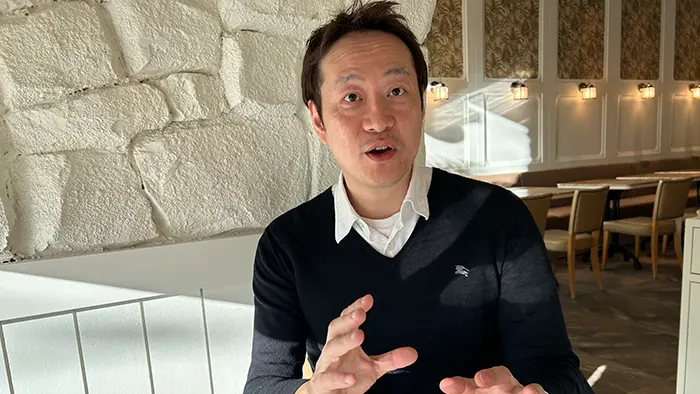 学生に聞き取り方などは教えずに、現場に放り出すという＝撮影：大川原通之