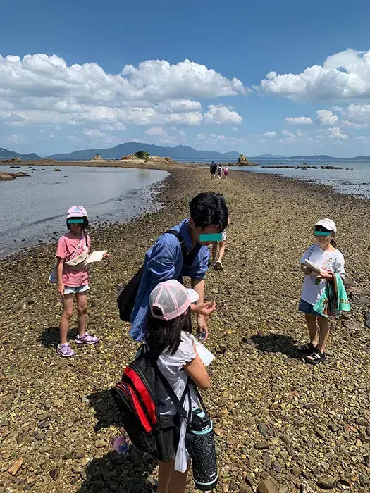思考スイッチを使いながら島の散策をする子どもたち
