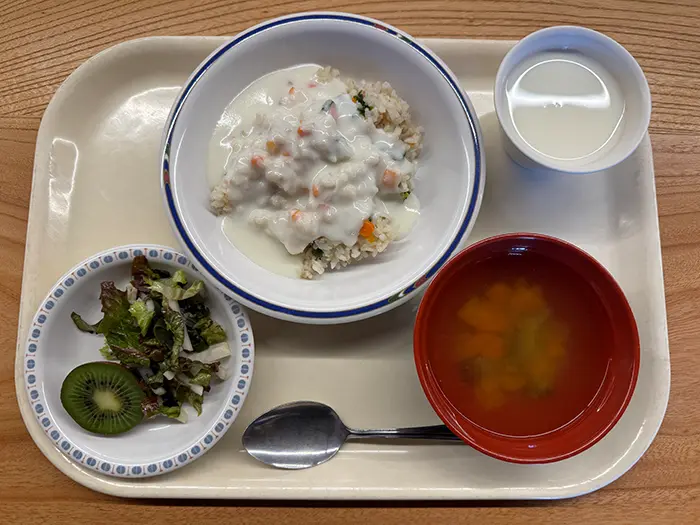 オープンキャンパス時にいただいた給食。キウイなどもこの学校で育てられたもの。食堂は食農教育の場にもなっている＝撮影：筆者