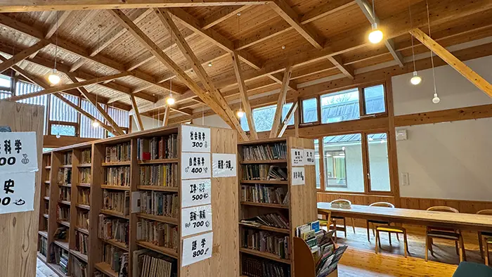 図書館兼教室。「森館」と呼ばれる場所で、地元の木材を用いて作られている。太陽光で施設を温める構造になっている＝撮影：筆者
