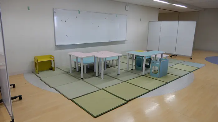 コクヨが提供したプロトタイプの机や椅子を活用し、学習環境を考えた＝撮影：松井聡美