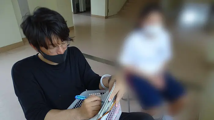 生徒と一対一の対話をする熊谷教諭＝提供：本人（写真の一部を加工しています）