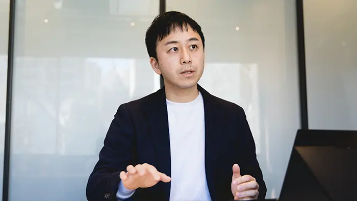 世界に出て、日本企業の弱みと教育の関連性を感じたと話す村松さん撮影：市川五月