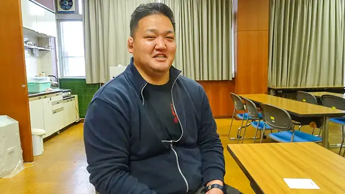 「学校での勤務は新鮮で楽しい」と語る＝撮影：大川原通之