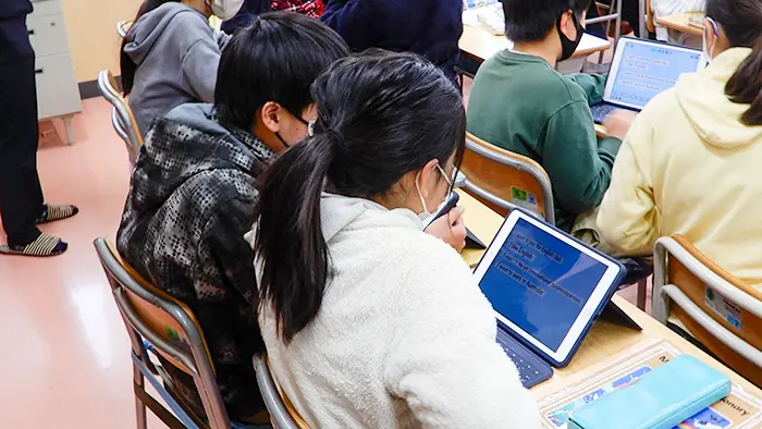 ペアなどで、教科書のストーリーを「読む」活動に取り組んでいた＝撮影：松井聡美