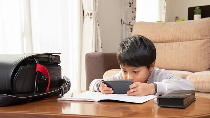 「注意してもネットやめない」10歳未満でも3割 利用状況調査