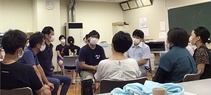 校内研究で話し合う教員たち