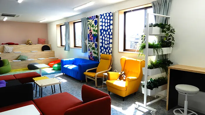 連携協定を結んでいるIKEA横浜と共同で空間デザインが行われた「つどいスペース」＝撮影：松井聡美