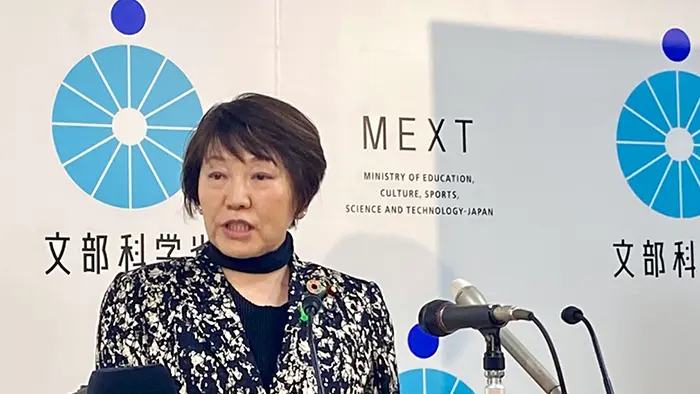 特別支援教育に携わる教員の調整額引き下げについて説明する阿部文科相＝撮影：徳住亜希