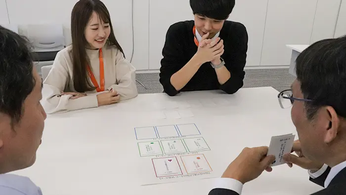 カードゲームを実演するこども家庭庁職員＝撮影：水野拓昌
