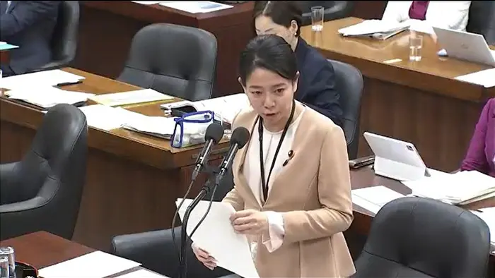 減る手当について質問する五十嵐議員＝オンラインで取材