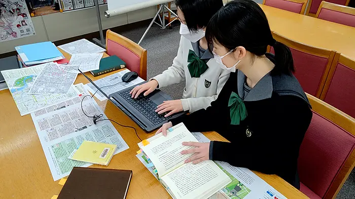 文献やインターネットを使用した情報収集=提供:同校田中学校司書