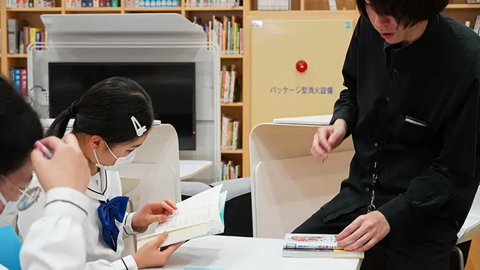 中学3年生理科「青翔開智Museum企画展『進化を探る』」担当教諭と生徒の様子=提供:同校三浦司書教諭