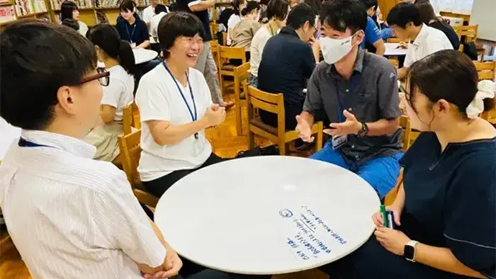 校内研究で対話する教員たち
