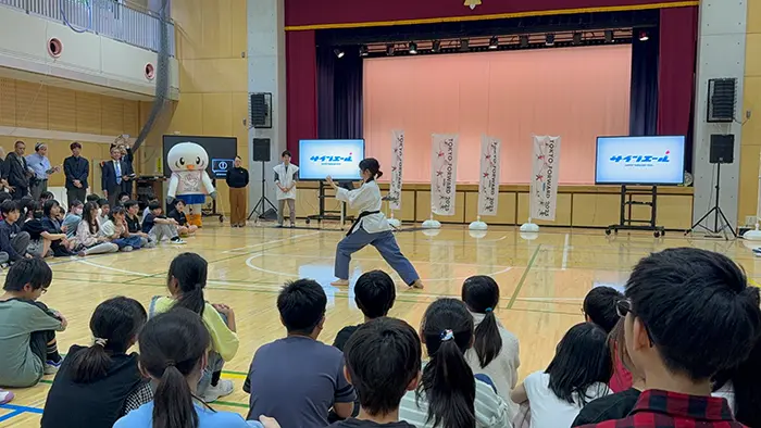 「サインエール」で選手を応援！ 小学校でデフリンピック特別授業