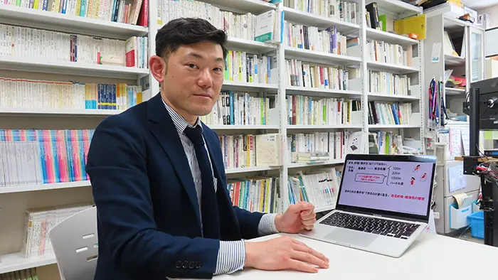 ヒャダインさんのエッセーを基に体育の教師を志望する学生に考えてもらう課題を出している伊佐野准教授＝撮影：藤井孝良