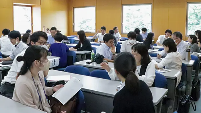 グループ討議で理解を深め合う参加者＝撮影：水野拓昌