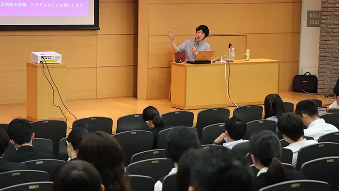 自由進度学習について説明する難波教諭＝撮影：水野拓昌