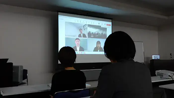 4月から県内の学校で勤務する教員とのパネルディスカッションも行われた（画像の一部を加工しています）＝撮影：松井聡美