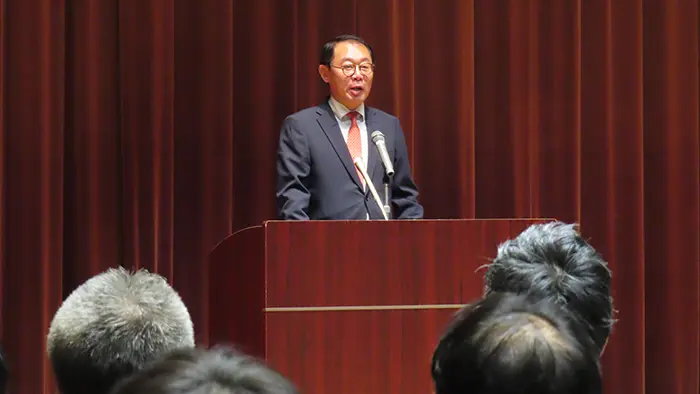 教師に思いやりの心を持って 増子新次官が職員にあいさつ