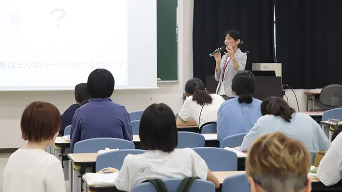 中学生向けセミナーで講義する五十嵐准教授＝撮影：水野拓昌