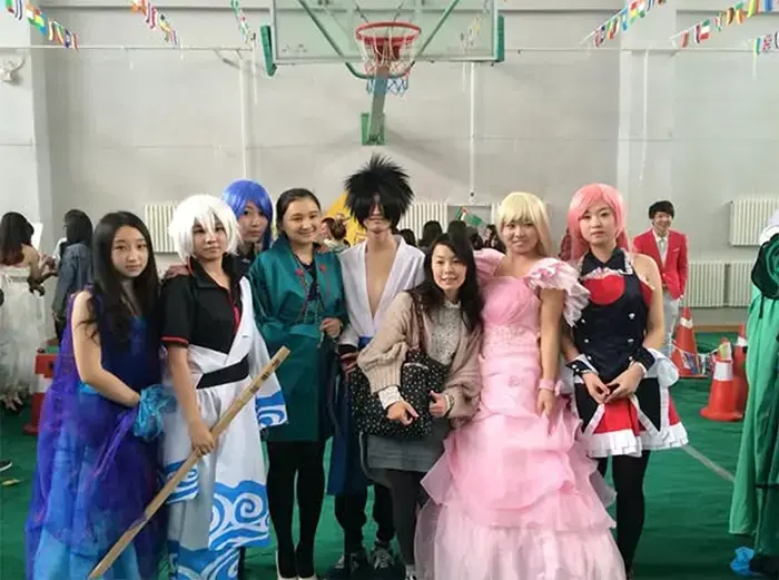 勤務していた大学でのイベントでの一コマ。アニメキャラのコスプレをする学生たち。（右から3人目が筆者）