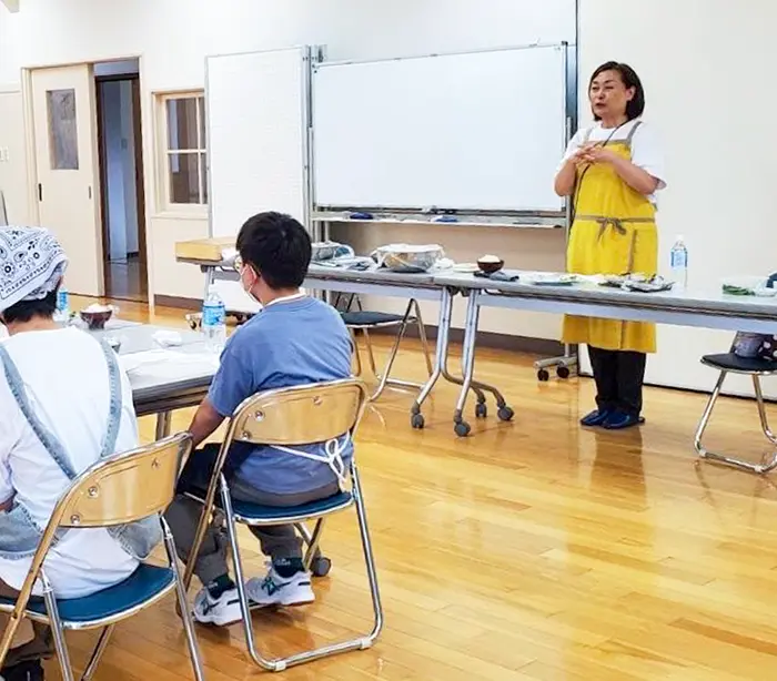 不登校特例校で開かれた、ふうどばんく東北AGAINによる料理教室＝提供：同団体