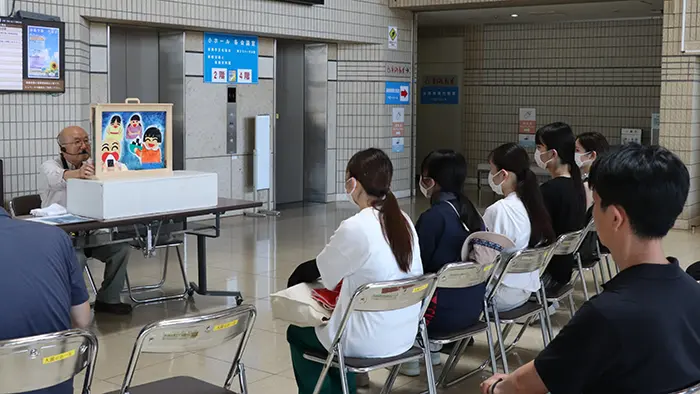 紙芝居の上演を見る参加者＝撮影：水野拓昌